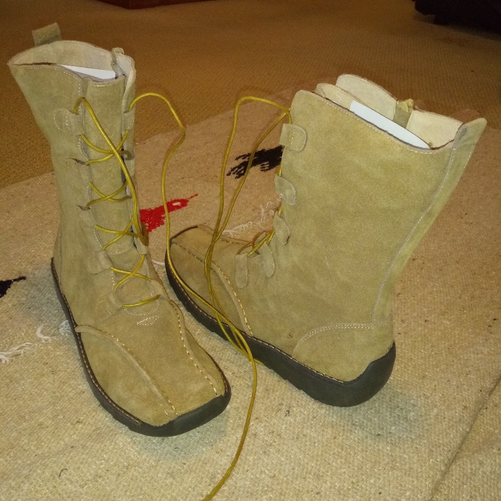 Boots - Picture 3 of 4